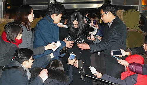 '땅콩리턴' 사태로 물의를 빚어 구속된 조현아 전 대한항공 부사장이 지난해 12월 30일 서울 서부지검에서 남부구치소로 이송되고 있는 모습.(사진=연합뉴스) 