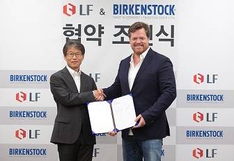 LF 오규식 사장과 독일 버켄스탁 올리베르 라이히허트 CEO 협약체결 모습.(사진=LF) 