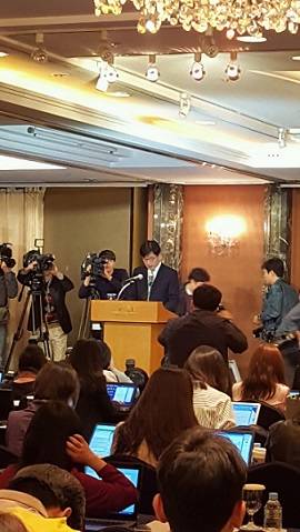 18일 서울 소공동 롯데호텔에서 김종인 롯데마트 대표가 기자 간담회를 열고 사과문을 발표했다. 