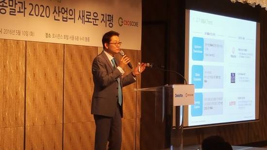 10일 서울 종로구 소재 포시즌스 호텔 서울에서 열린 ‘제3회 Deloitte-CEO스코어 정책포럼’에서 딜로이트 안진회계법인 홍종성 재무자문본부장이 발표를 하고 있다. 