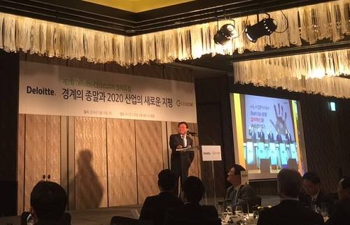 10일 서울 종로구 새문안로에 있는 포시즌스 호텔 서울 6층 누리 볼룸에서 ‘경계의 종말과 2020 산업의 새로운 지평’이라는 주제로 열린 ‘제3회 딜로이트-CEO스코어 정책포럼’에서 오영호 한국공학한림원 회장이 개막 연설을 하고 있다.(사진=CEO스코어데일리 DB) 