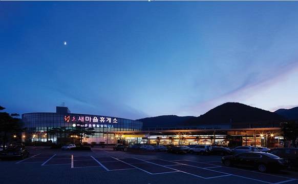 청도새마을 휴게소 야경(사진=CJ푸드빌) 