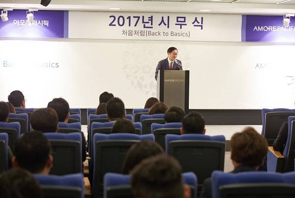 서경배 아모레퍼시픽 회장이 계열사들의 호실적에 힘입어 국내 부호 2위 자리에 올랐다. 사진은 서경배 회장이 지난 2일 서울 중구 본사에서 시무식을 열고 경영방침을 발표하는 모습.(사진=아모레퍼시픽) 