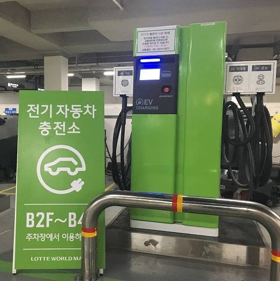 롯데마트 전기자동차 충전소 (사진=롯데마트) 