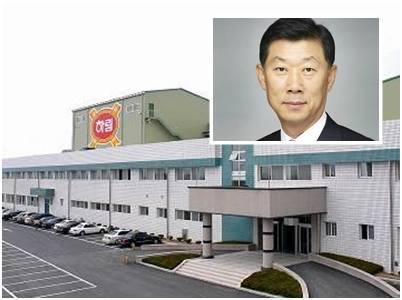 하림그룹 일부 계열사가 배당을 새롭게 시작하거나 재개했다.(김홍국 하림그룹 회장과 하림 공장전경. 사진=하림, 연합뉴스) 