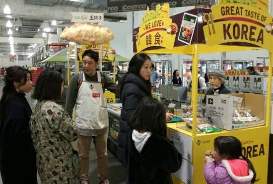 CJ제일제당이 일본 관서지역에 위치한 코스트코 아마가사키점에서 ‘비비고 왕교자 ’ 로드쇼를 진행하고 있다. 현장 판매직원들이 소비자들에게 비비고 왕교자를 소 개하고 제품 시식을 안내하고 있다.(사진=CJ제일제당) 