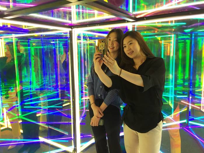 고객들이 클림트 인사이드 전시전에서 클림트의 대표작 'kiss' 를 LED 등으로 재해석한 설치예술작품 '쉘터'를 둘러보고 있다. (사진=현대백화점) 