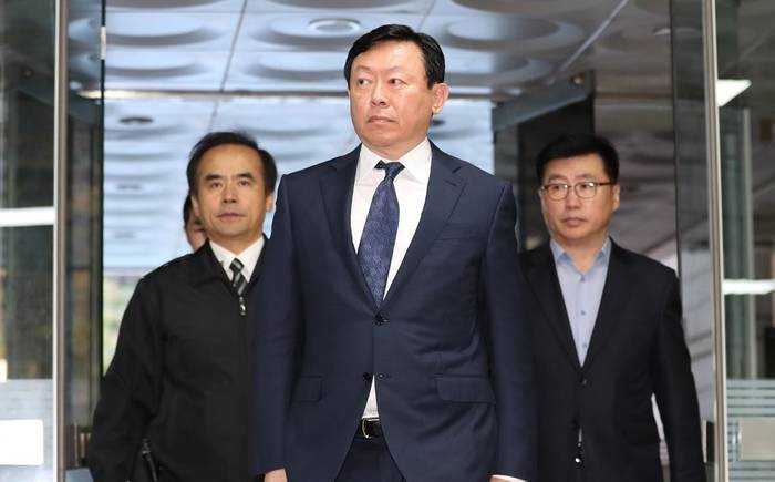 신동빈 롯데그룹 회장이 30일 오전 서울 서초구 서울중앙지방법원에서 열린 속행공판에 출석하기 위해 법정으로 향하고 있다. (사진=연합) 