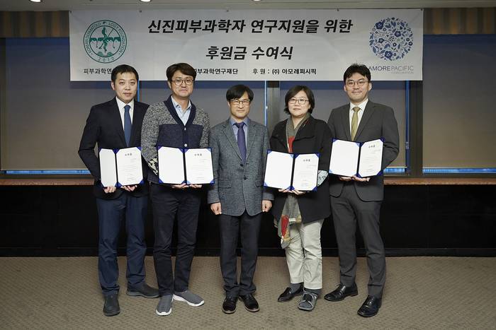 (왼쪽부터) ‘2017년 아모레퍼시픽 신진 피부과학자 연구 지원을 위한 후원금 수여식’에 참가한 경희대학교병원 정기헌 교수, 부산대학교병원 김훈수 교수, (주)아모레퍼시픽 기술연구원 박영호 바이탈뷰티연구소장, 고려대학교의료원 구로병원 전지현 교수, 가톨릭대학교 성빈센트병원 배정민 교수 <자료: 아모레퍼시픽> 