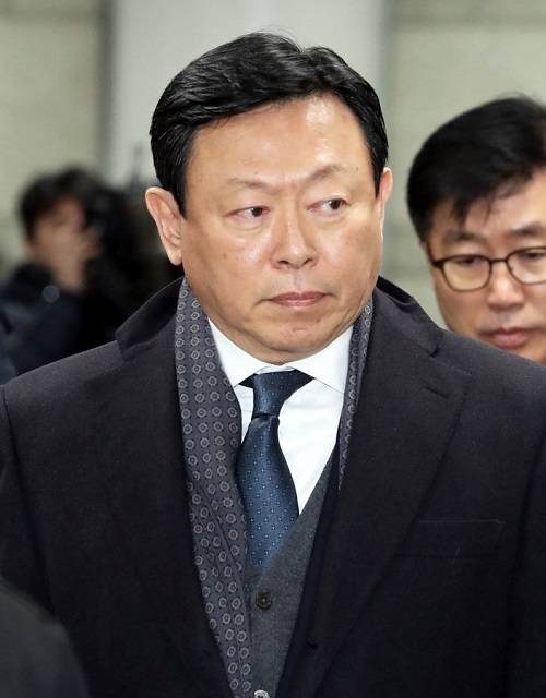 신동빈 롯데그룹 회장이 22일 경영비리 관련 1심 선고공판에서 징역 ~년, 벌금 ~~억 원을 각각 구형받았다. (사진=연합) 