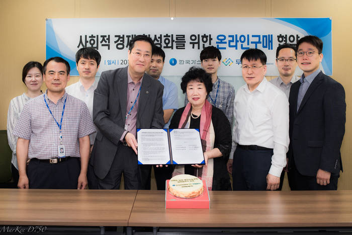 한국가스공사와 무한상사가 사회적 경제 활성화를 위한 온라인 구매협약을 체결했다. 가스공사 최병집 경영지원처장(왼쪽)과 무한상사 이맹자 대표(오른쪽)가 협약식을 체결하고 기념촬영하고 있다. <사진제공=한국가스공사> 
