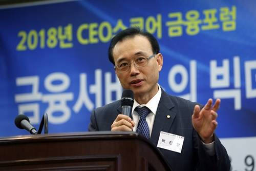 18일 서울 중구 한국프레스센터 19층에서 ‘금융서비스의 빅데이터 활용과 지능혁명’을 주제로 열린 ‘2018 CEO스코어 금융포럼’에서 박경양 하렉스인포텍 유비페이 사장이 발언하고 있다. 