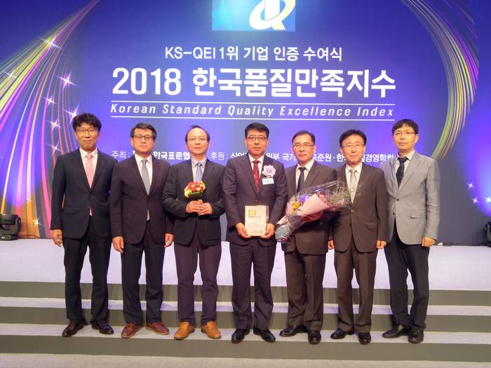 18일 서울 롯데호텔에서 개최된 ‘2018 한국품질만족지수 인증 수여식’에 참석한 한전KPS 임직원들이 기념촬영을 하고 있다. <사진제공=한전KPS> 