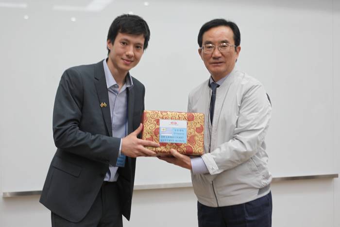 한전KPS 해외 우수 직원 초청교육에 참석하기 위해 9월 11일 나주 본사를 방문한 우루과이 티그레사업소의 구스타포 직원(왼쪽)이 김범년 사장과 기념촬영을 하고 있다. <사진제공=한전KPS> 