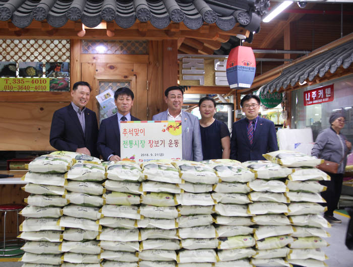 한전KPS 박정수 경영관리본부장(왼쪽 두번째)과 본사 직원들이 9월21일 나주시 목사골시장을 방문, 쌀을 구입하고 기념촬영을 하고 있다. <사진제공=한전KPS> 