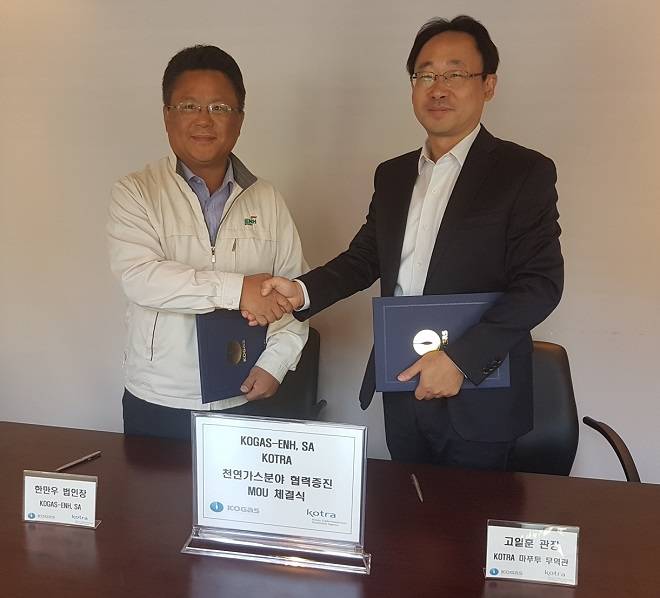 SA 한만우 법인장(사진 좌)과 고일훈 KOTRA 마푸투 무역관 관장(사진 우)이 천연가스분야 협력증진 협약을 체결했다. 사진제공=한국가스공사 