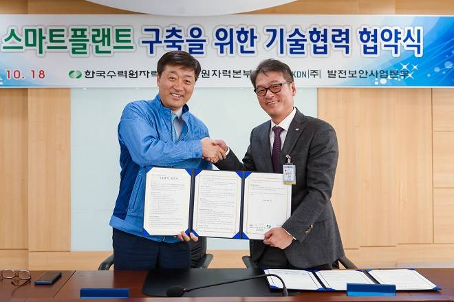 석기영 한수원 한빛원자력본부장(사진 왼쪽)과 남성우 한전KDN 발전보안사업본부장이 원전분야 스마트플랜트 구축을 위한 상호협력 양해각서를 체결하고 기념촬영을 하고 있다. <사진제공=한전KDN> 