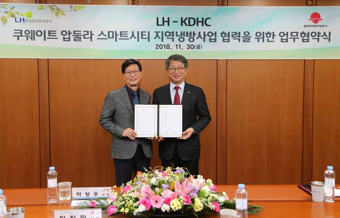 30일 LH 오리사옥에서 개최된 '쿠웨이트 압둘라 스마트시티 지역냉방사업 협력을 위한 업무협약'에서 박상우 LH 사장(사진 오른쪽)과 황창화 지역난방공사 사장이 기념촬영을 하고 있다. <사진제공=LH> 