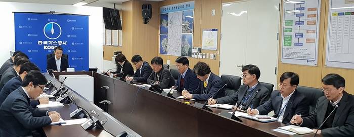 한국가스공사 임직원이 13일 동절기 가스수요 피키와 안전사고 발생에 대비하기 위한 '전사 긴급화상회의'를 진행하고 있다.<사진=한국가스공사> 