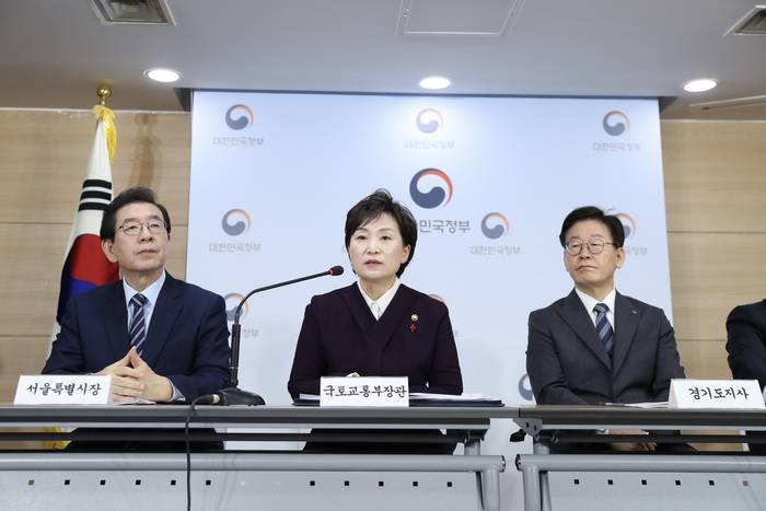 김현미 국토교통부 장관(가운데)이 19일 정부서울청사에서 ‘제2차 수도권 주택공급 계획’으로 15만5000호 입지를 확정. 발표했다. <사진제공=국토교통부> 
