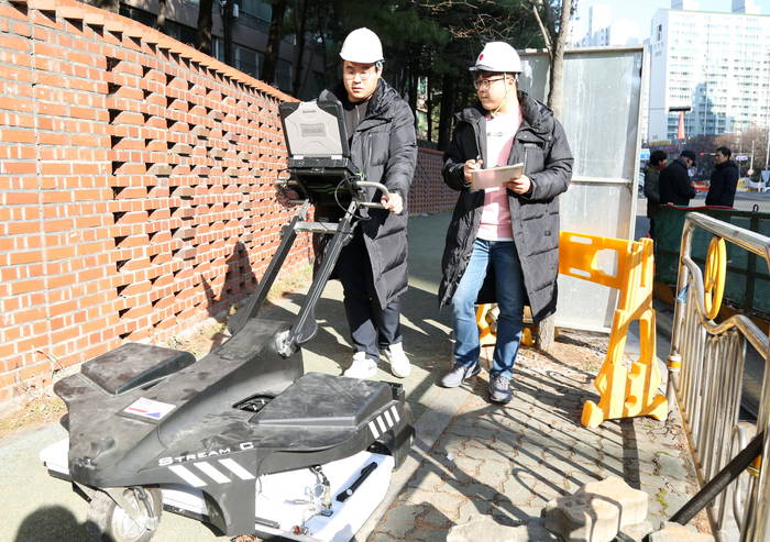 한국지역난방공사 직원들이 지표투과레이더 탐사장비를 활용해 노후 열수송관에 대한 정밀진단을 하고 있다.<사진=한국지역난방공사> 