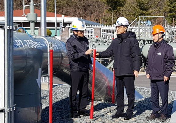 사진 가운데가 김영두 사장 직무대리 <사진=한국가스공사> 