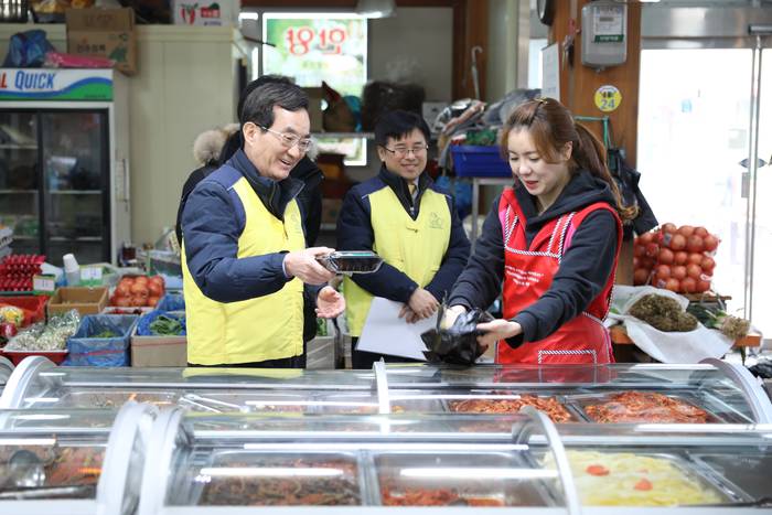 김범년 한전KPS 사장(왼쪽)이 나주 목사고을시장에서 후원을 위한 물품을 구매하고 있다.<사진=한전KPS> 