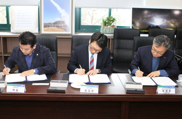 표영준 한국동서발전 사업본부장(오른쪽), 박정 국회의원(왼쪽), 최종환 파주시장이 통일 영농형 태양광 시범사업 협약서에 날인하고 있다.<사진=한국동서발전> 