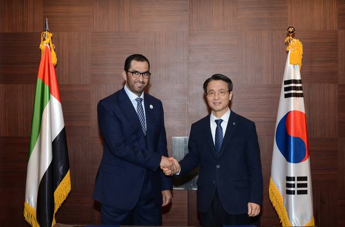 김영두 한국가스공사 사장 직무대리(오른쪽)와 술탄 아메드 알 자베르 ADNOC 총재가 협약 체결 후 기념 촬영을 하고 있다.<사진-한국가스공사> 