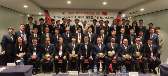 정재훈 한국수력원자력 사장(맨 앞줄 가운데)과 관계자들이 기념 촬영을 하고 있다.<사진-한국수력원자력> 