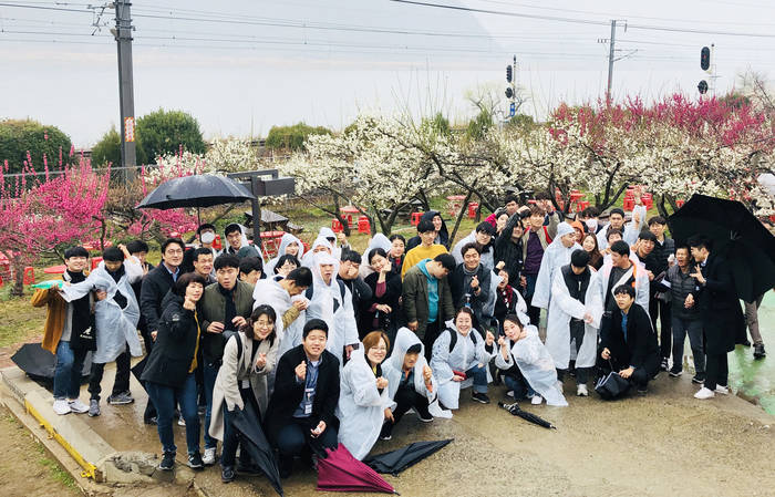 한국동서발전 임직원과 울산참사랑의집 가족들이 양산 원동 매화축제에서 기념 촬영을 하고 있다.<사진-한국동서발전> 