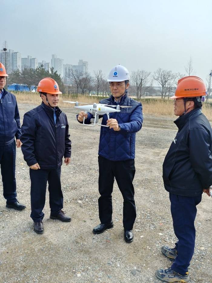 김영두 한국가스공사 사장직무대리(가운데)가 부산시 화명생태공원에 위치한 드론 시범운영 현장을 방문해 배관순찰용 드론을 점검하고 있다.<사진-한국가스공사> 