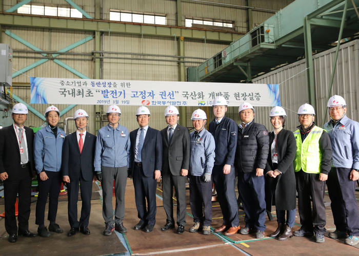 김봉빈 한국동서발전 건설처장(왼쪽 6번째)과 김권태 해강AP 사장(왼쪽 5번째)이 실증시험 관련 실무진들과 기념 촬영을 하고 있다.<사진-한국동서발전> 