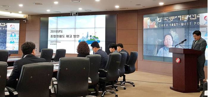 노홍기 한국동서발전 윤리준법부장(오른쪽)이 2019 종합청렴도 제고 방안을 발표하고 있다.<사진=한국동서발전> 
