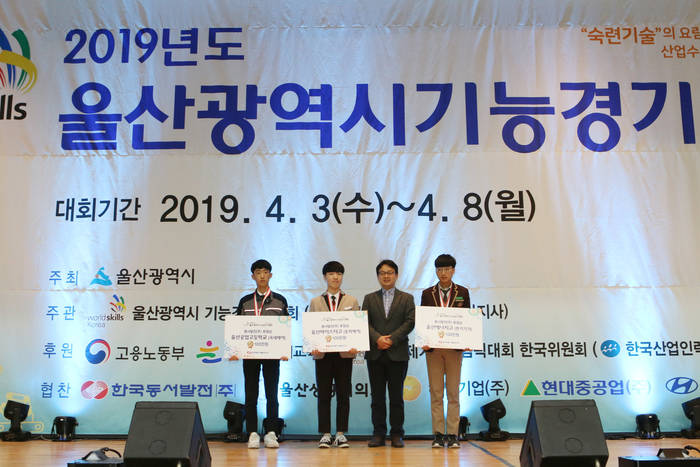 장재혁 한국동서발전 사회적가치추진실장(오른쪽 2번째)이 우수 입상 학생들과 기념 촬영을 하고 있다.<사진=한국동서발전> 