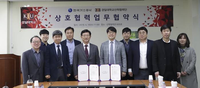 김유신 한국가스공사 비상계획 실장(왼쪽 5번째)이 관계자들과 기념 촬영을 하고 있다.<사진=한국가스공사> 