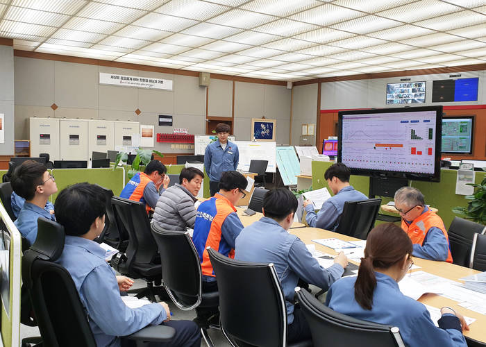 한국동서발전 해수인양펌프 운전원들에게 해수인양펌프 최적운전 가이드 시스템을 설명하고 있다.<사진=한국동서발전> 