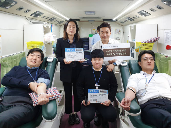 한국동서발전 임직원들이 사랑의 헌혈 릴레이에 참여하고 있다.<사진=한국동서발전> 