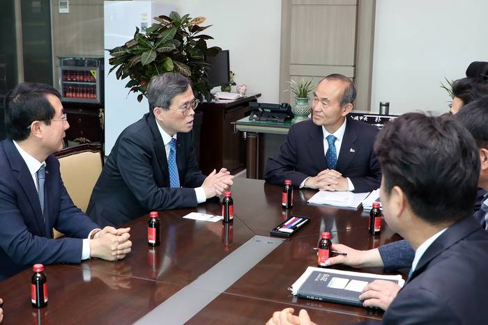 정재훈 한국수력원자력 사장(왼쪽 2번째)이 박준배 김제시장(왼쪽 3번째)과 새만금 재생에너지 발전사업 추진 전략에 대해 협의하고 있다.<사진=한국수력원자력> 