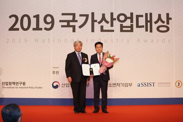 심사위원장인 장영철 경희대 경영대학 교수(왼쪽)와 엄경일 서부발전 발전운영처장이 기념 촬영을 하고 있다.<사진=한국서부발전> 