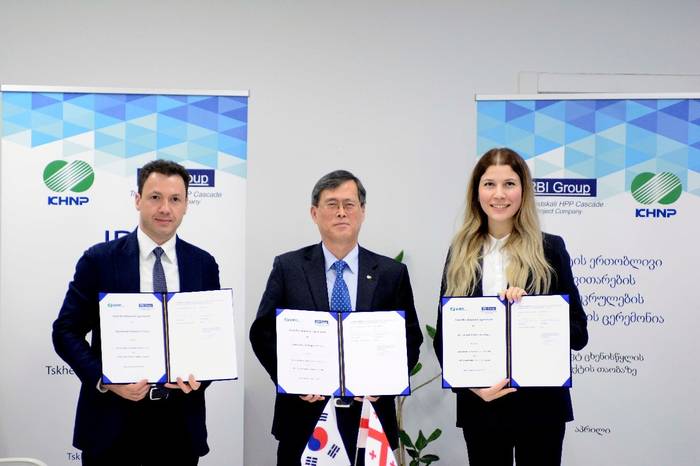 정재훈 한수원 사장(가운데)이 기오르기 바키아시빌리 GCF CEO(왼쪽), 레온티나 갈다바 RBI 대표이사와 기념 촬영을 하고 있다.<사진=한국수력원자력> 