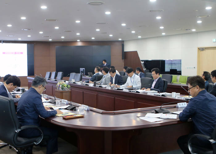 박일준 한국동서발전 사장(맨 앞 오른쪽)을 포함한 동서발전 직원들이 회의에서 사회적 가치 성과와 목표를 공유하고 있다.<사진=한국동서발전> 
