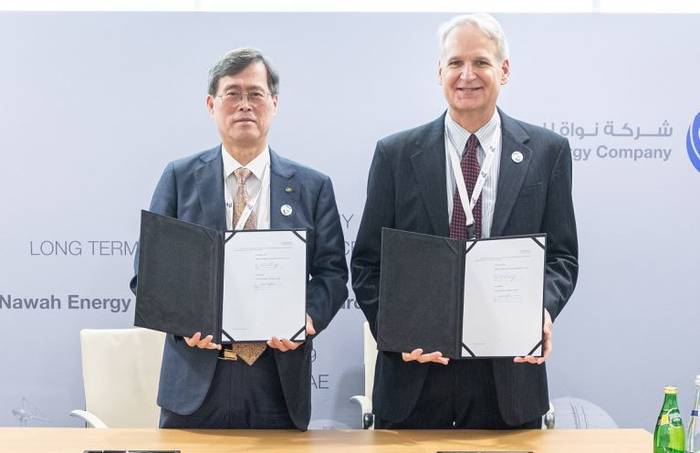  정재훈 한수원 사장과 마크 레드먼(Mark Reddemann) Nawah Energy CEO가 UAE원전 정비사업 계약을 체결하고 기념촬영을 하고 있다.<사진=한국수력원자력> 