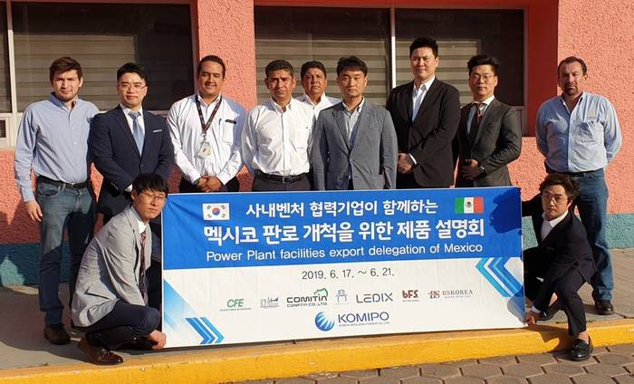 중부발전 사내벤터 코미티아와 협력기업이 발레 데 멕시코 발전소에서 제품설명회 후 기념 촬영을 하고 있다.<사진=한국중부발전> 