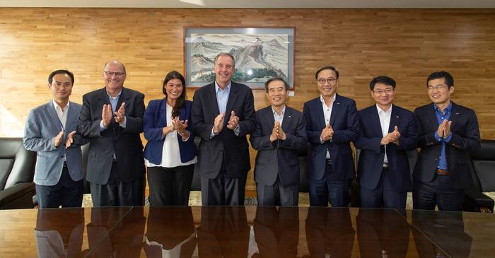 김병숙 한국서부발전 사장(오른쪽 4번째)이 참석자들과 기념 촬영을 하고 있다.<한국서부발전> 
