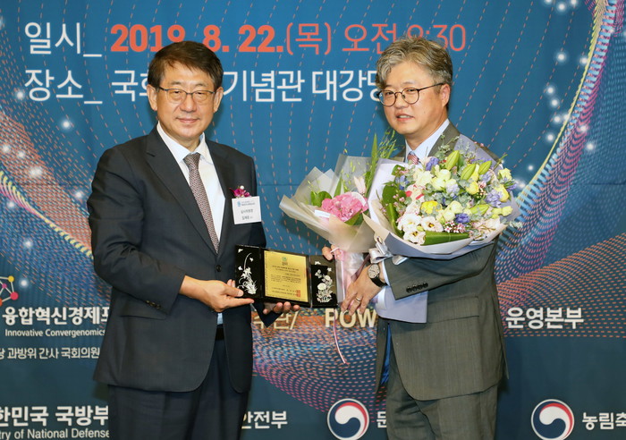 임태형 한국지역난방공사 처장(오른쪽)이 심사위원장 임채운 교수와 기념 촬영을 하고 있다.<사진=한국지역난방공사> 