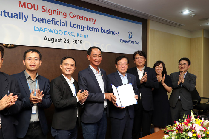 대우건설(대표이사 김형)은 지난 23일 을지로 본사에서 베트남 국영건설사 CC1(Construction Company No. 1)과 포괄적 사업협력을 위한 업무협약을 체결했다. <사진=대우건설> 