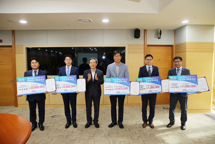 김병숙 한국서부발전 사장(왼쪽 3번째)이 수상자들과 기념 촬영을 하고 있다.<사진=한국서부발전> 
