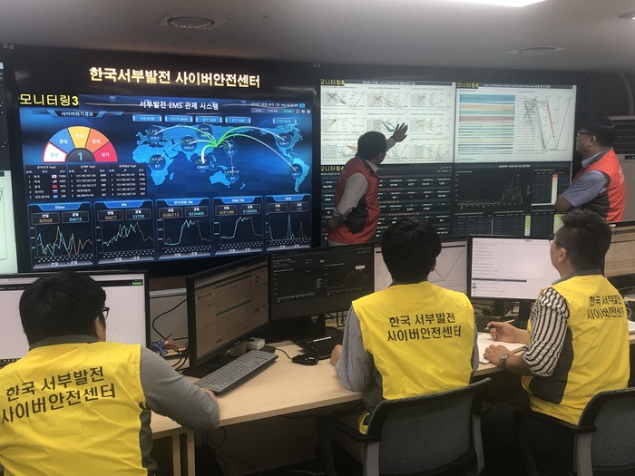 한국서부발전 보안관제 업무담당자들이 새로 구축된 ‘빅데이터 기반 보안관제 플랫폼’ 운용에 대해 논의하고 있다.<사진=한국서부발전> 