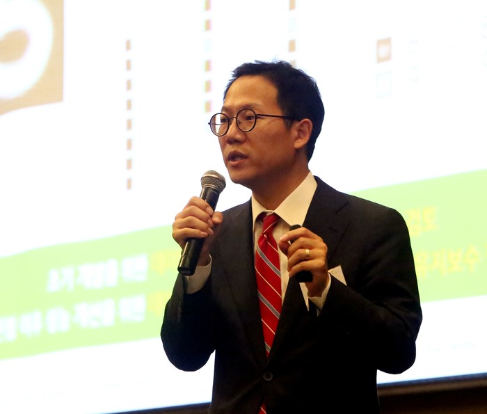김석태 딜로이트 컨설팅 상무가 24일 '제6회 딜로이트-CEO스코어 정책포럼'에서 '인공지능 활용 기회 및 한계를 고려한 실행전략'이라는 주제를 놓고 발표하고 있다.<사진=CEO스코어데일리> 